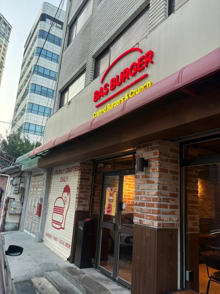 네온사인이 있는 바스버거 신용산점 입구