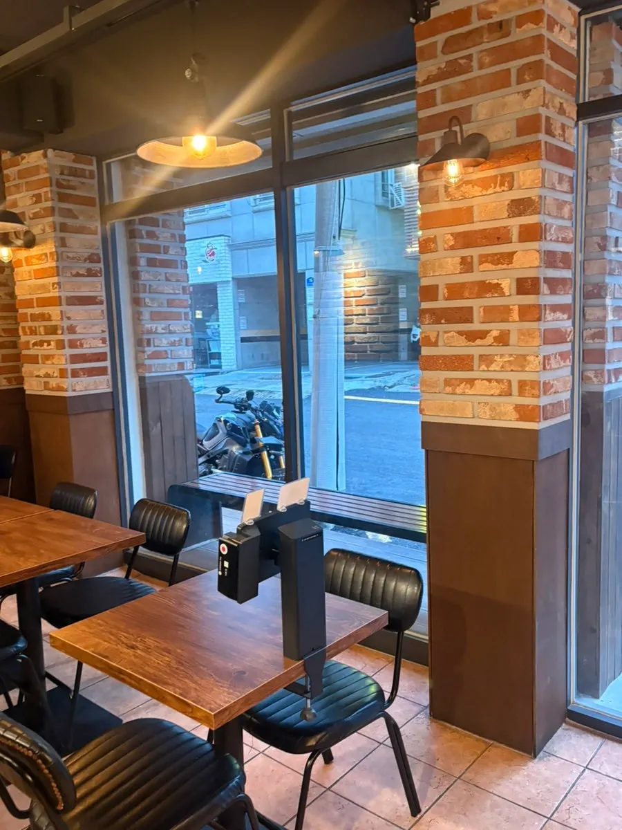 창으로 바깥이 보이는 앞쪽 2~4인석