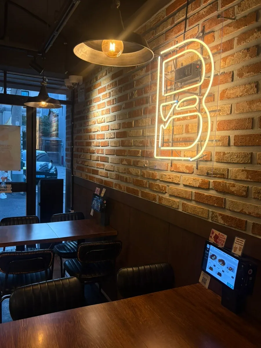 바스버거 신용산점 창가 좌석 전경