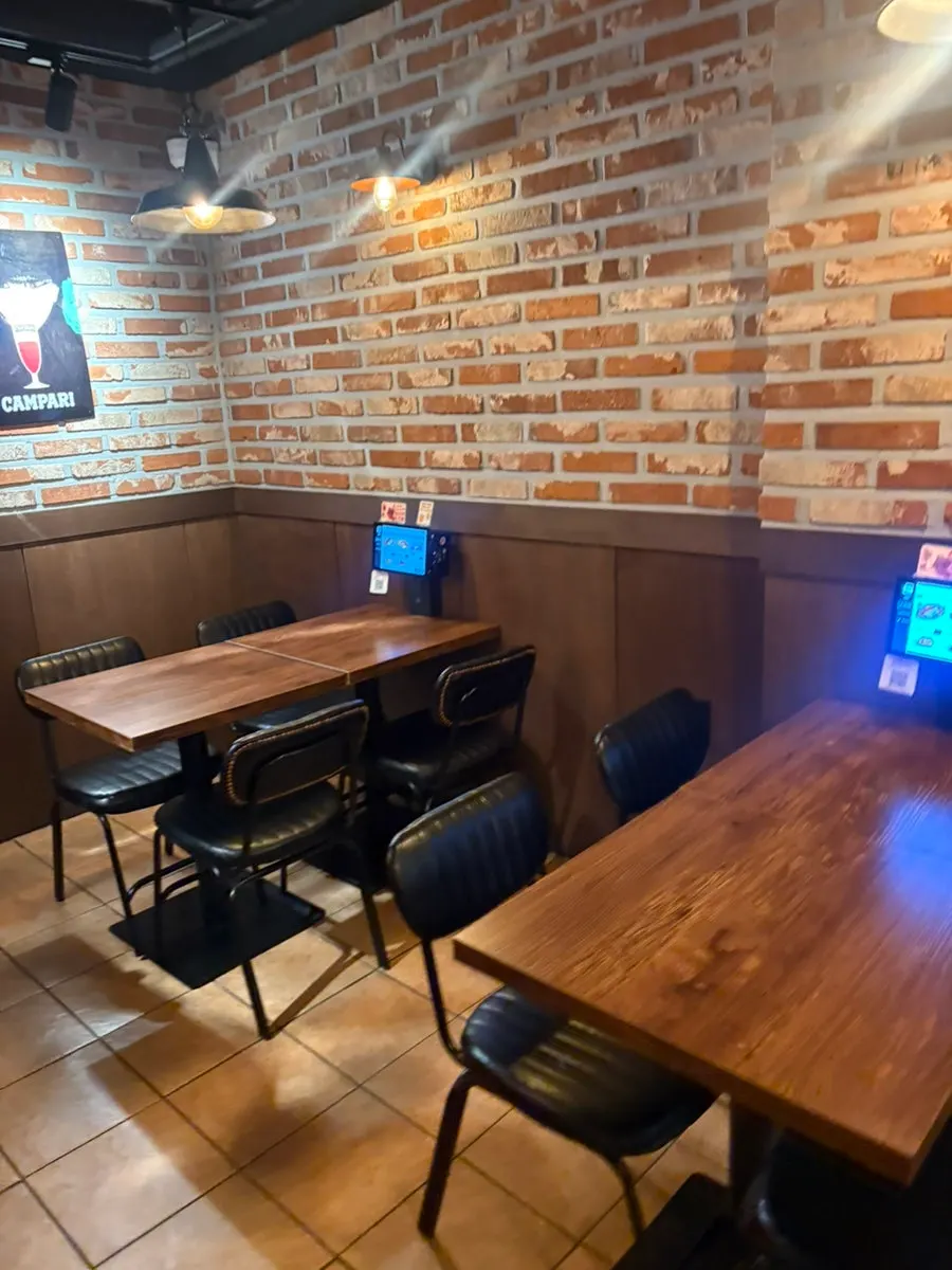 조명이 아늑한 매장 안쪽 테이블석