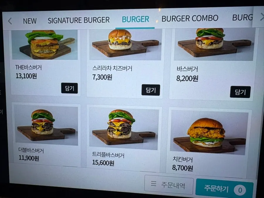 치즈버거와 베이컨치즈버거가 적힌 메뉴판