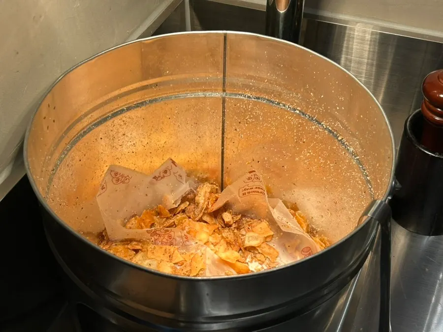 테이블에 올려진 바스버거 주문 메뉴