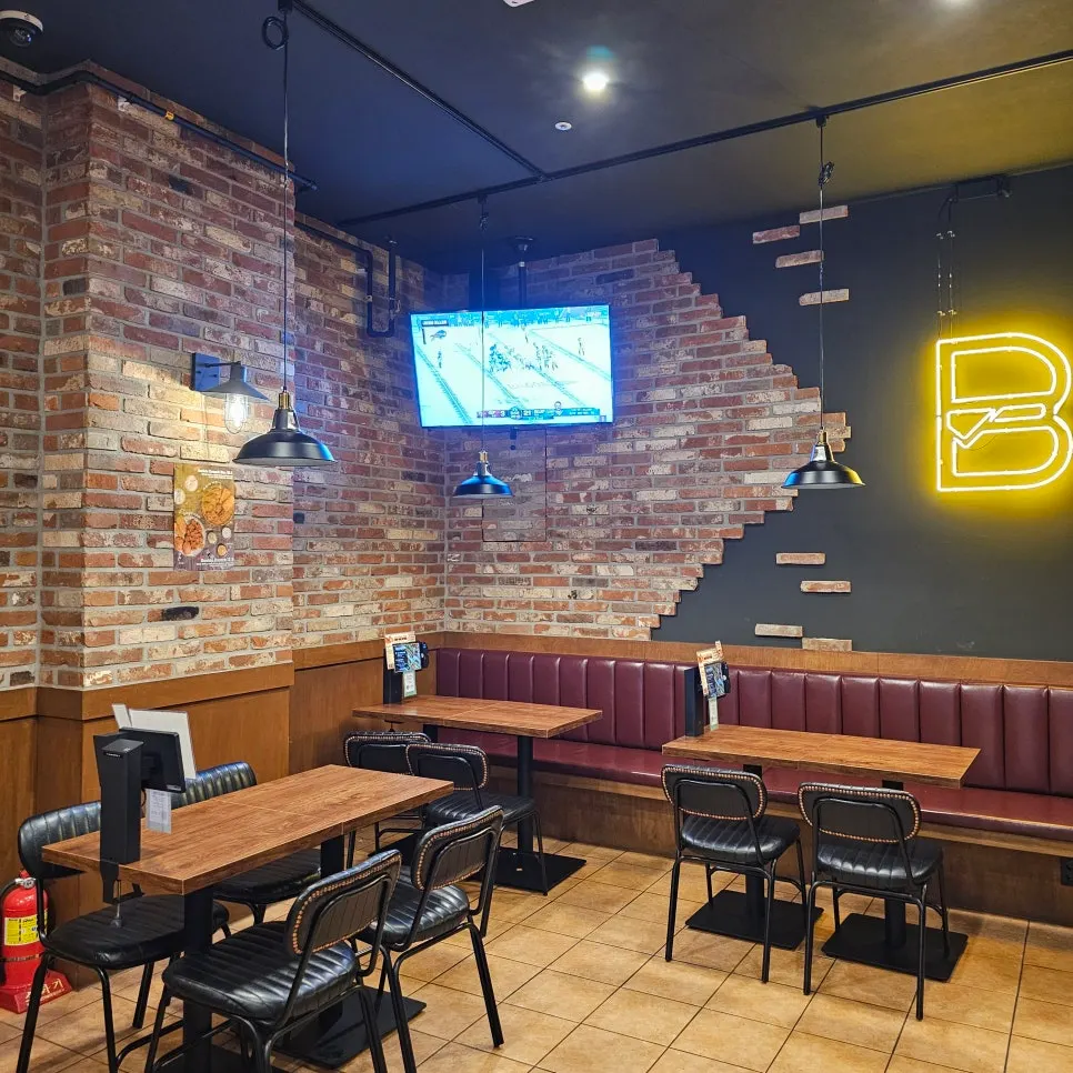 Vintage-meets-modern interior decor at Bas Burger