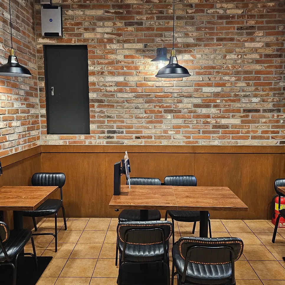 Two-top and larger group table arrangements at Bas Burger