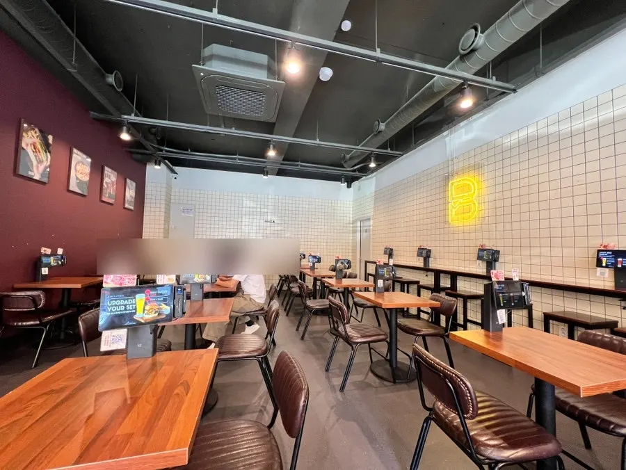 Exterior of Bas Burger Samseong Station Branch with terrace