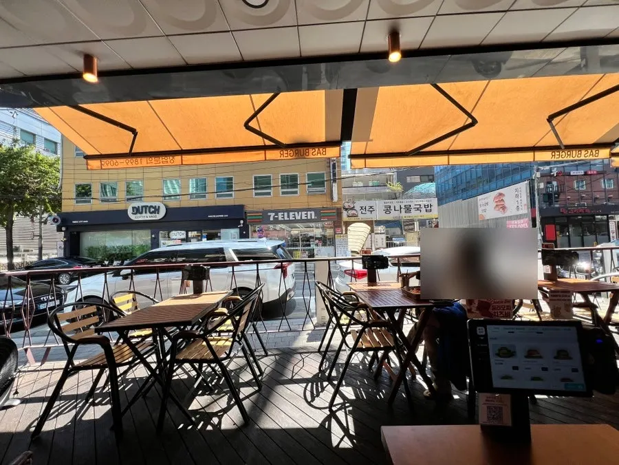 Entrance of Bas Burger Samseong Station Branch with folding doors open