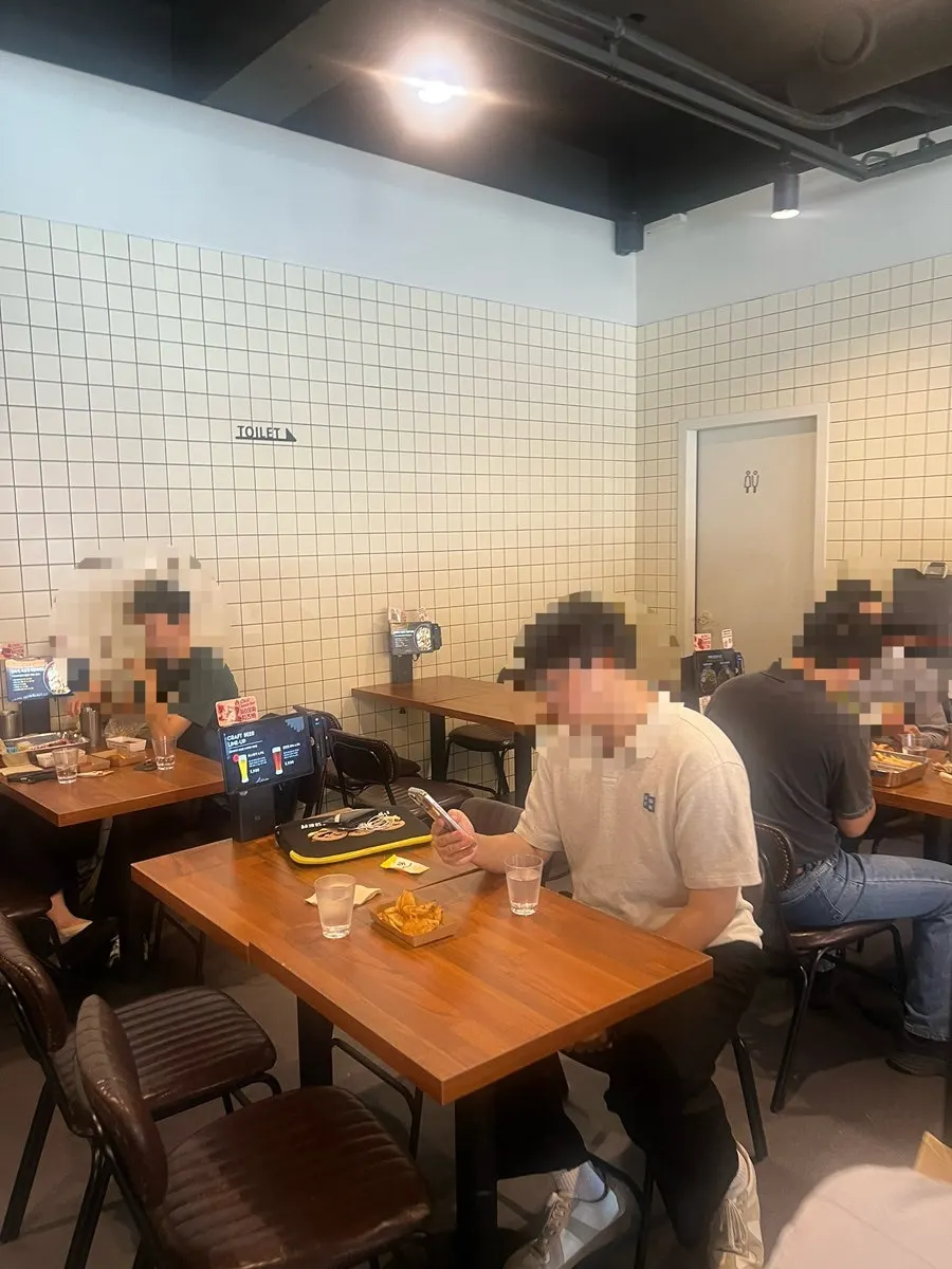 바스버거 삼성역점 매장 안내 모습