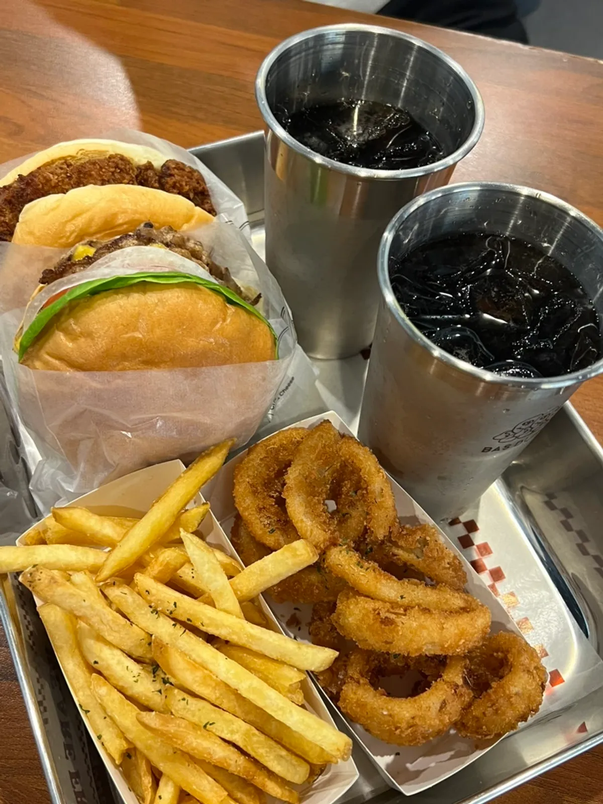 더블바스버거 세트와 크런치 치킨버거 세트 상차림