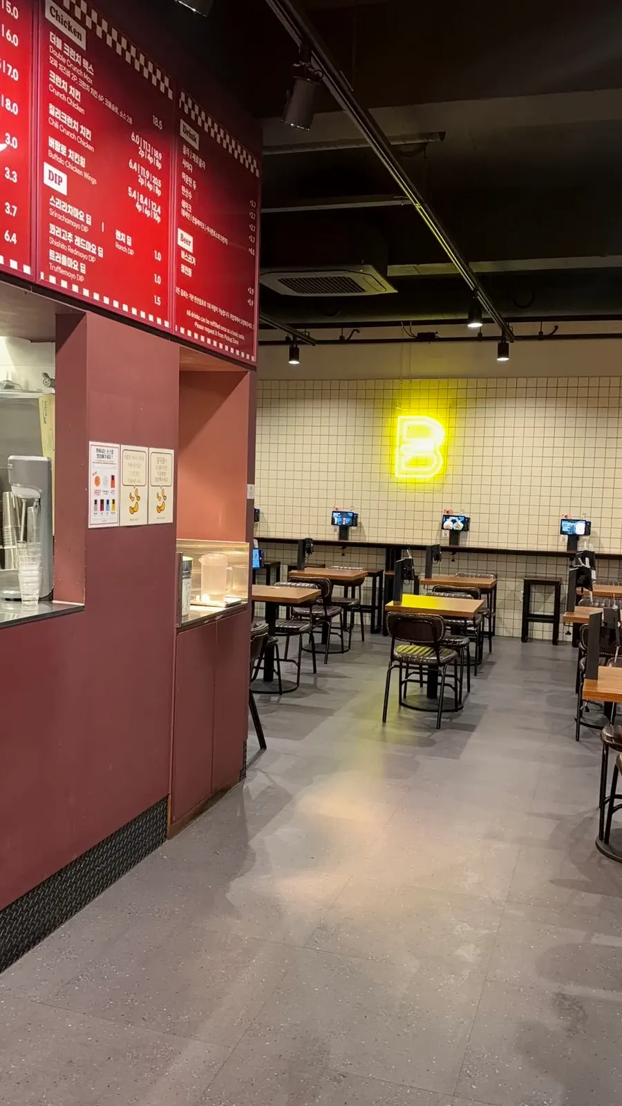 A table at Bas Burger Samseong Station Branch good for solo dining