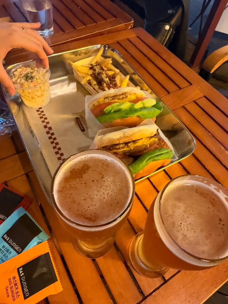 A lunch scene at Bas Burger Samseong Station Branch