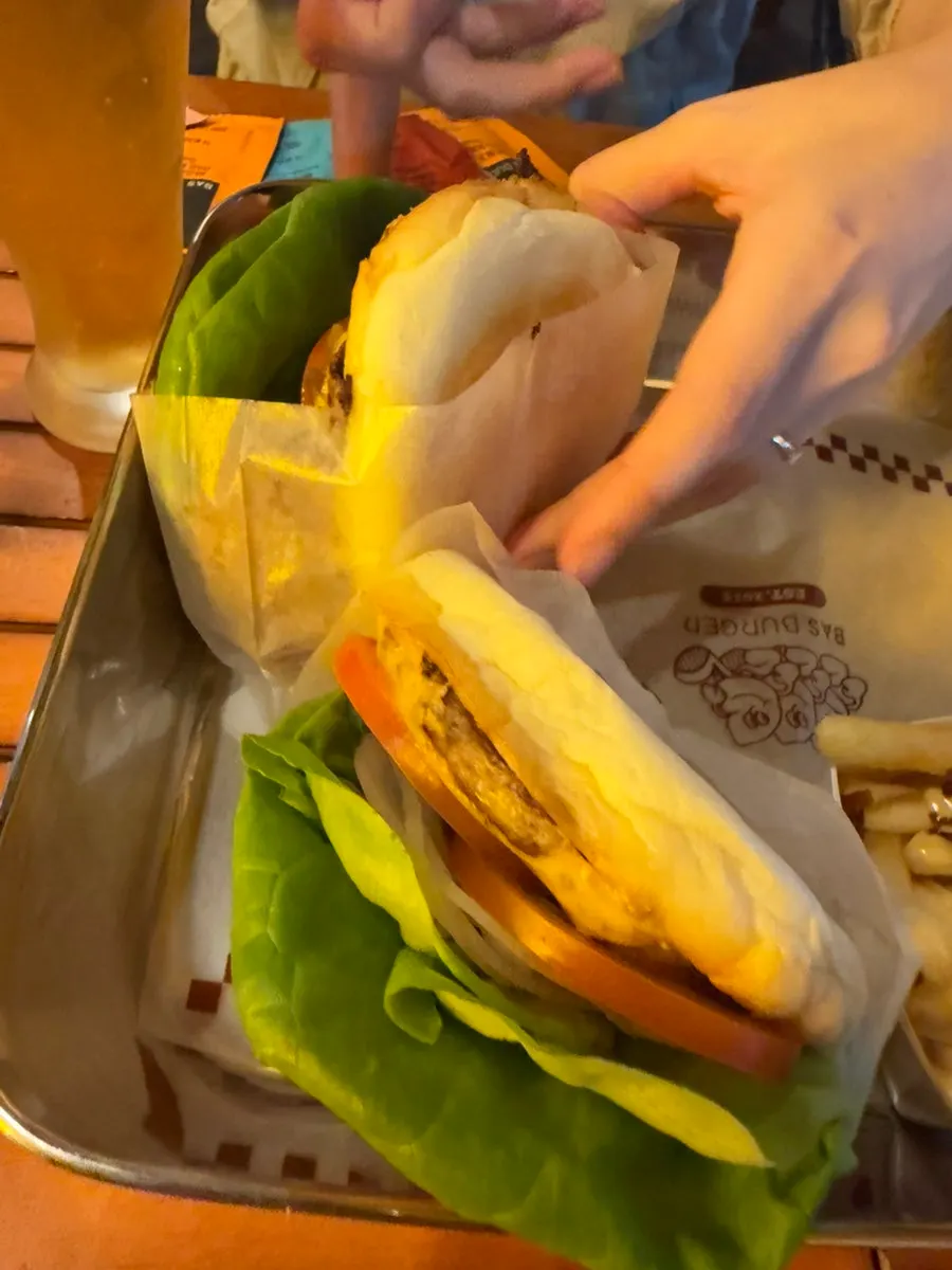 Closing photo of a handmade burger meal in Samseong-dong