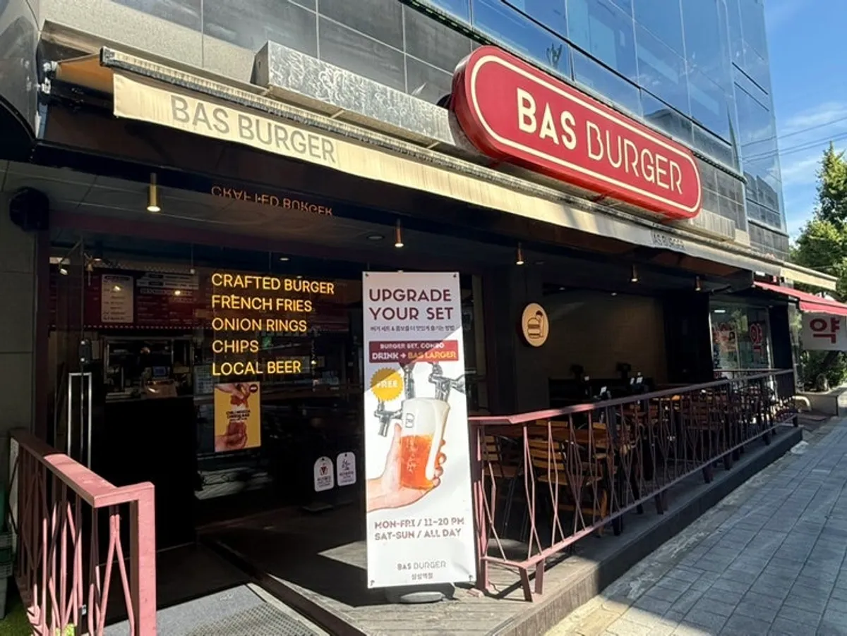 Exterior and terrace seating at Bas Burger Samseong Station Branch