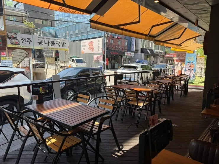 Interior of Bas Burger Samseong Station Branch with plenty of seats