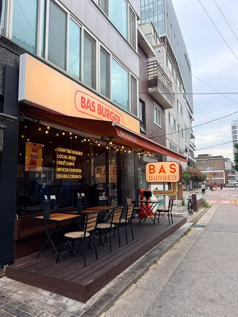 겉바속촉 식감의 칠리 모짜 치즈바