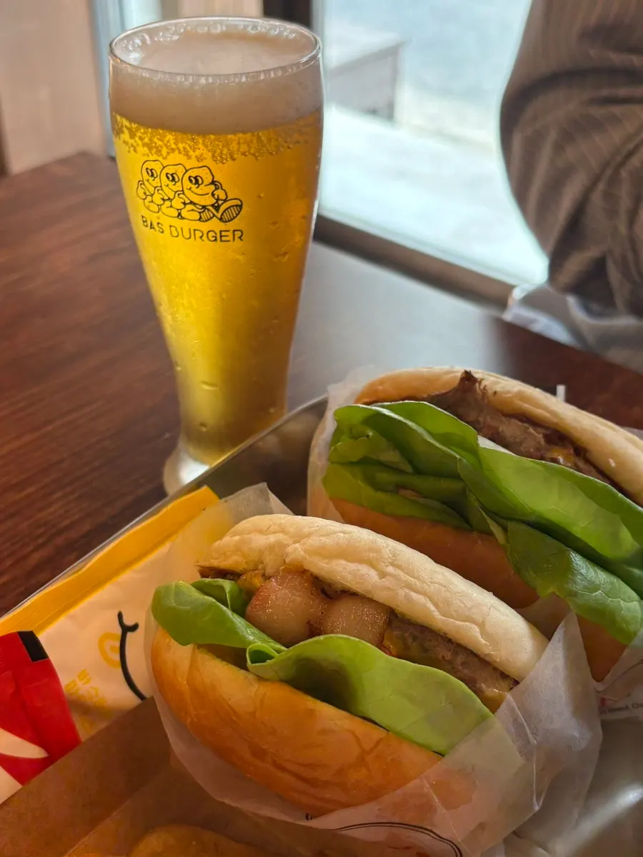 바스버거 신용산점 수제버거와 맥주 상차림