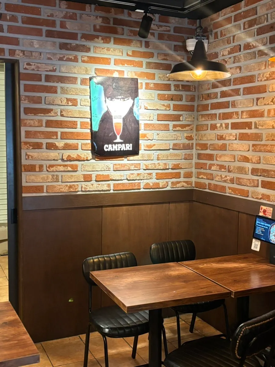펍 같은 분위기의 바스버거 신용산점 매장 내부