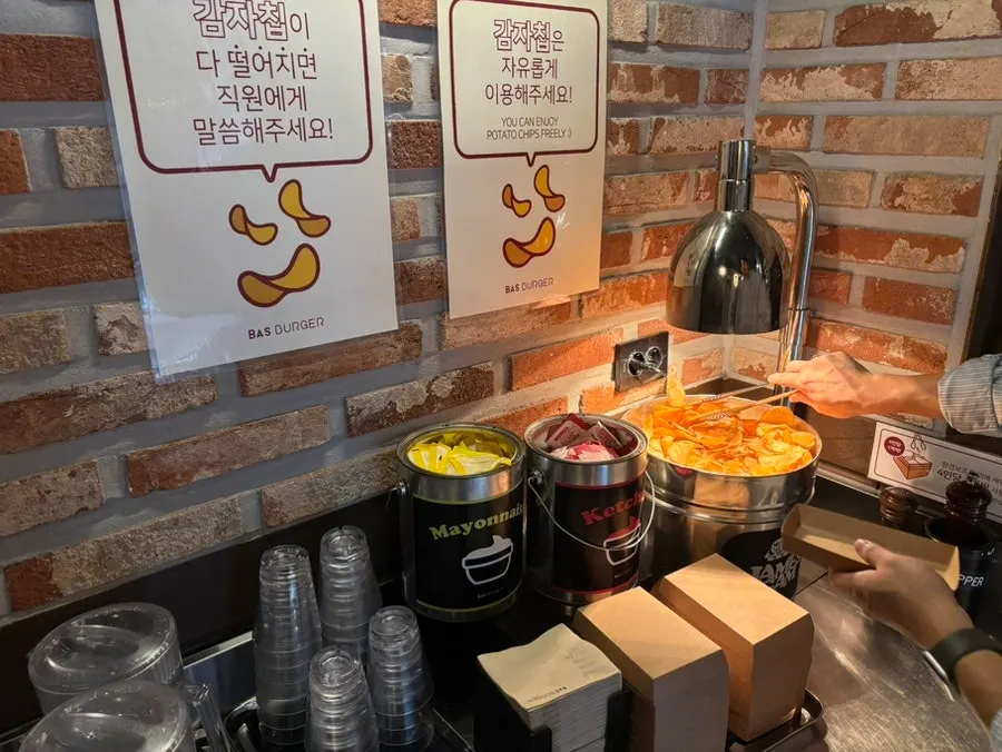 접시에 담은 바삭한 감자칩