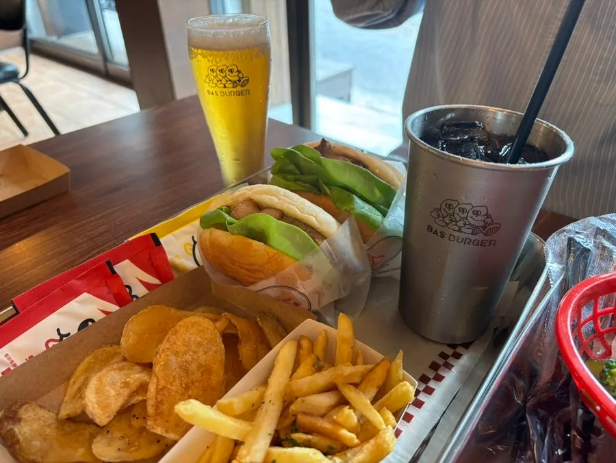 버거와 함께 놓인 수제맥주