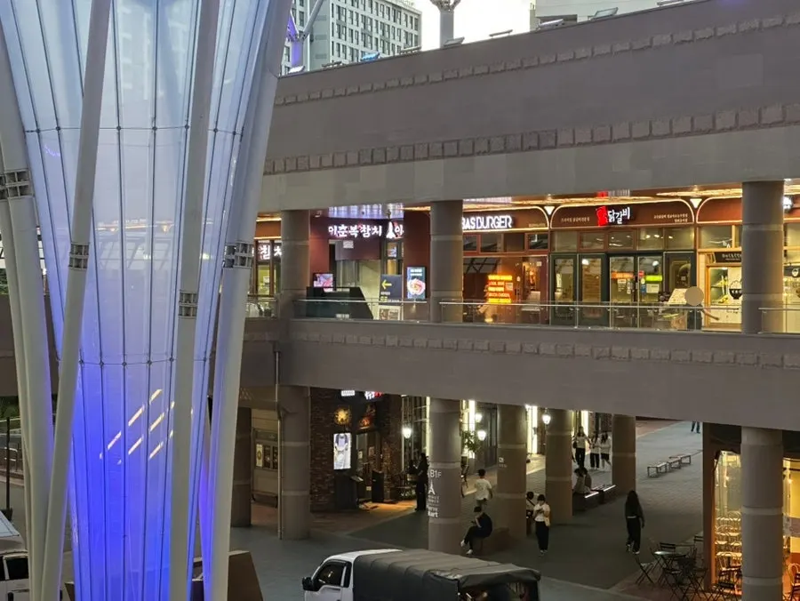 아브뉴프랑 2층 바스버거 가는 통로