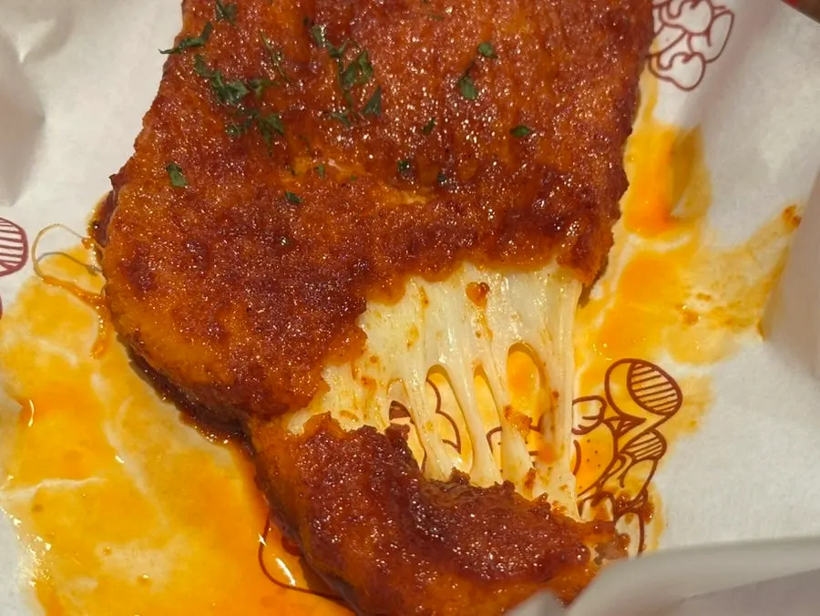 쭉 늘어나는 칠리모짜치즈바 치즈