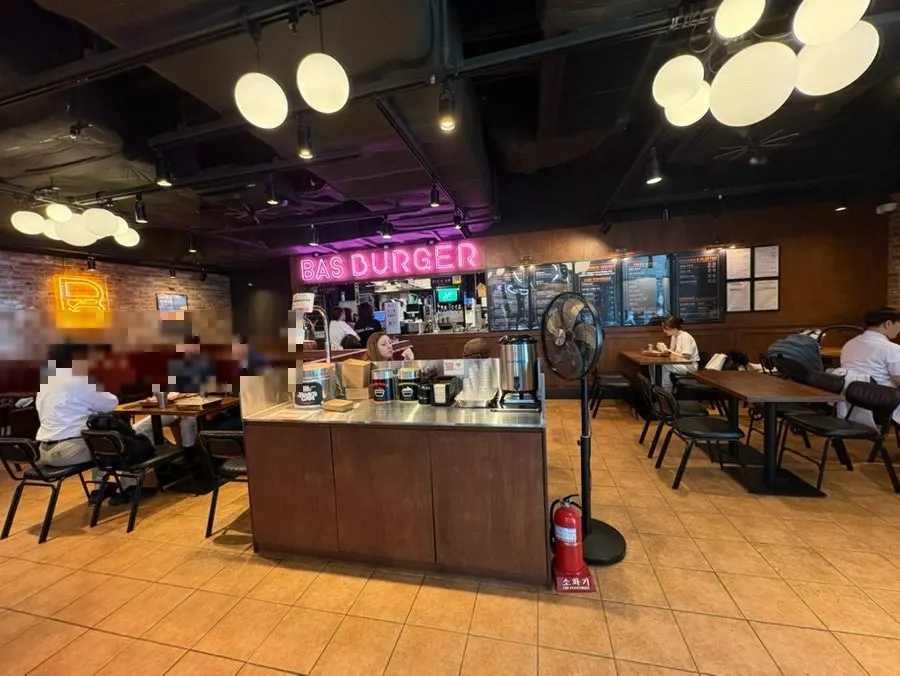 Full interior view of Bas Burger Yonsei Cancer Hospital Branch