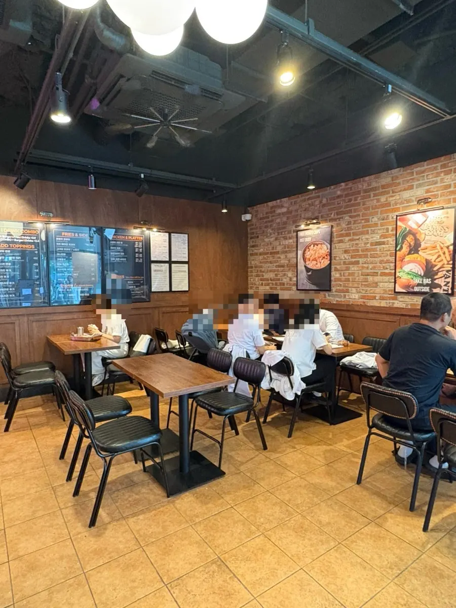 4-top and 2-top seating at Bas Burger Yonsei Cancer Hospital Branch