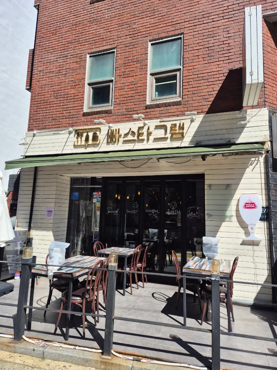 Fachada del edificio de Pasta Gram Yangjae Main Branch
