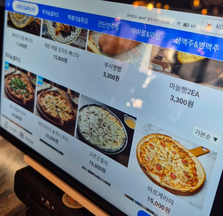 Cartel con menú de pizzas y ensaladas