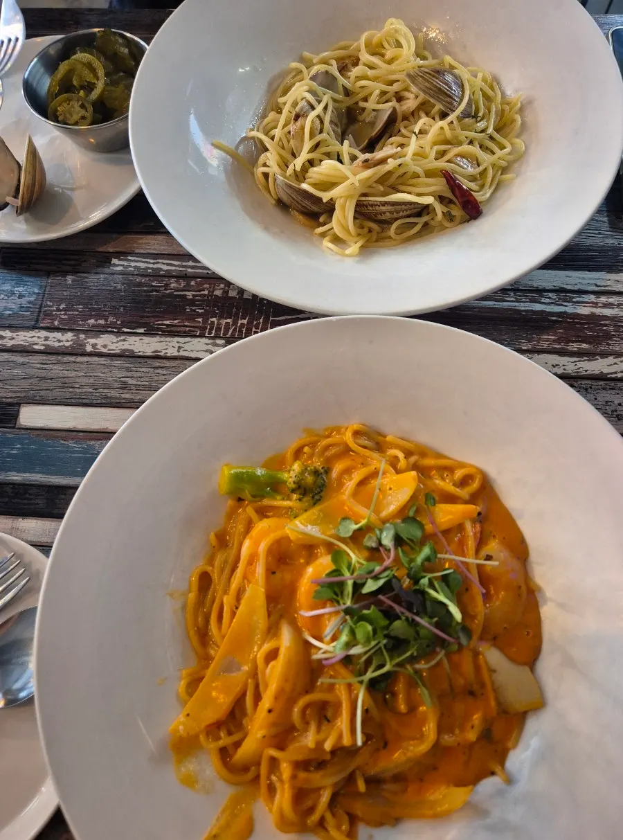 Vongole pasta y shrimp rosé pasta servidas juntas