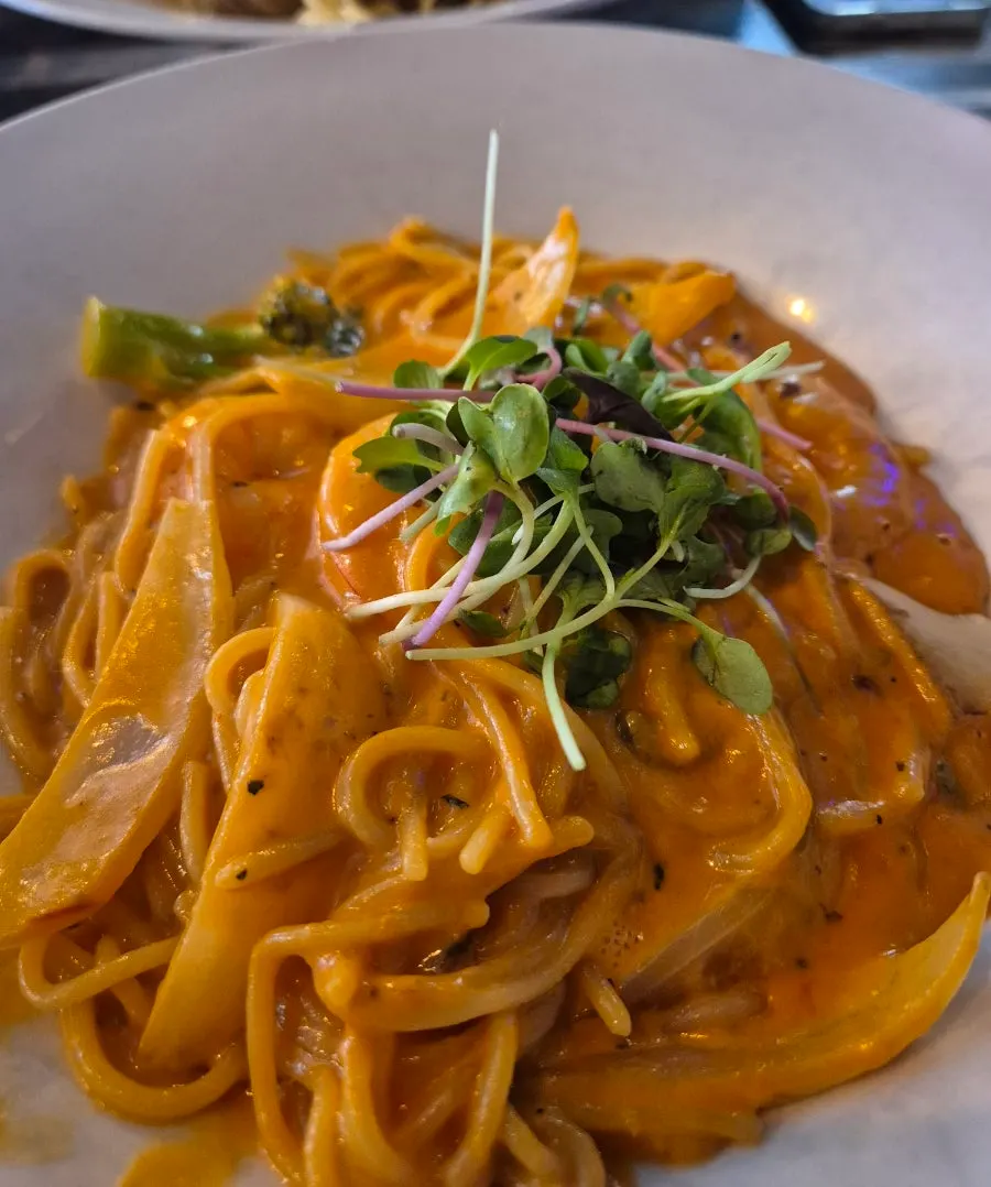 Shrimp rosé pasta con gambas encima