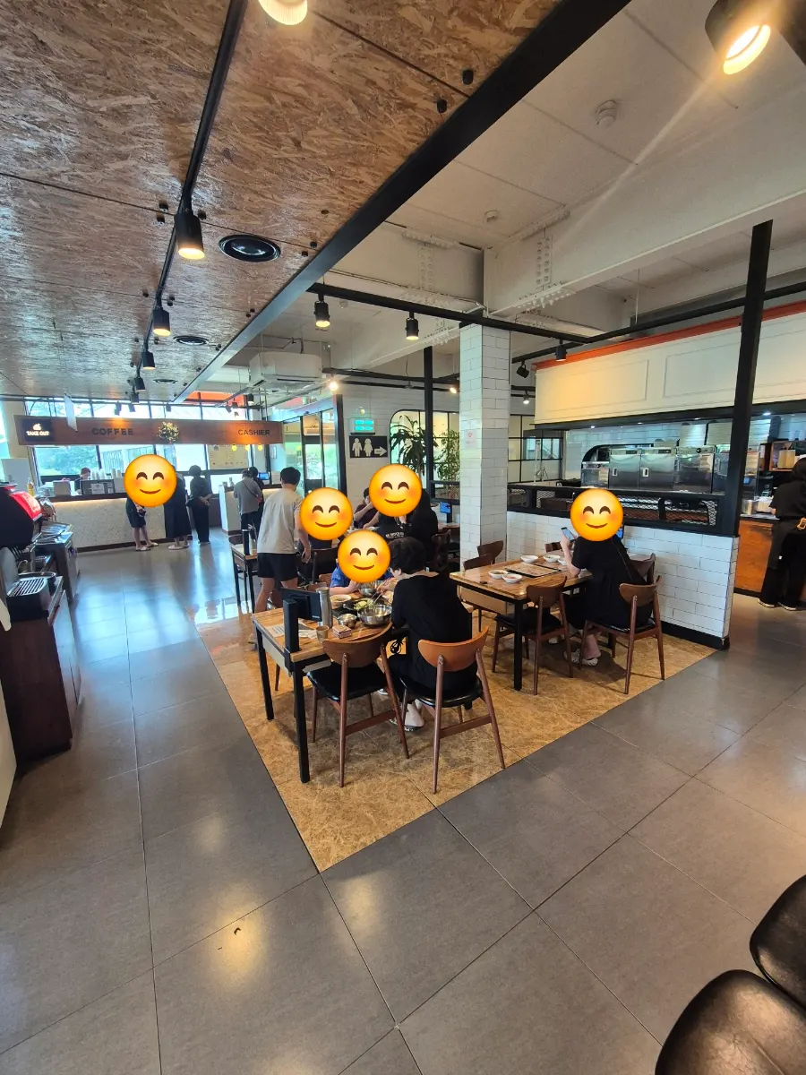 Waiting area at Boksakkot Pineun Jip Daejeon Branch
