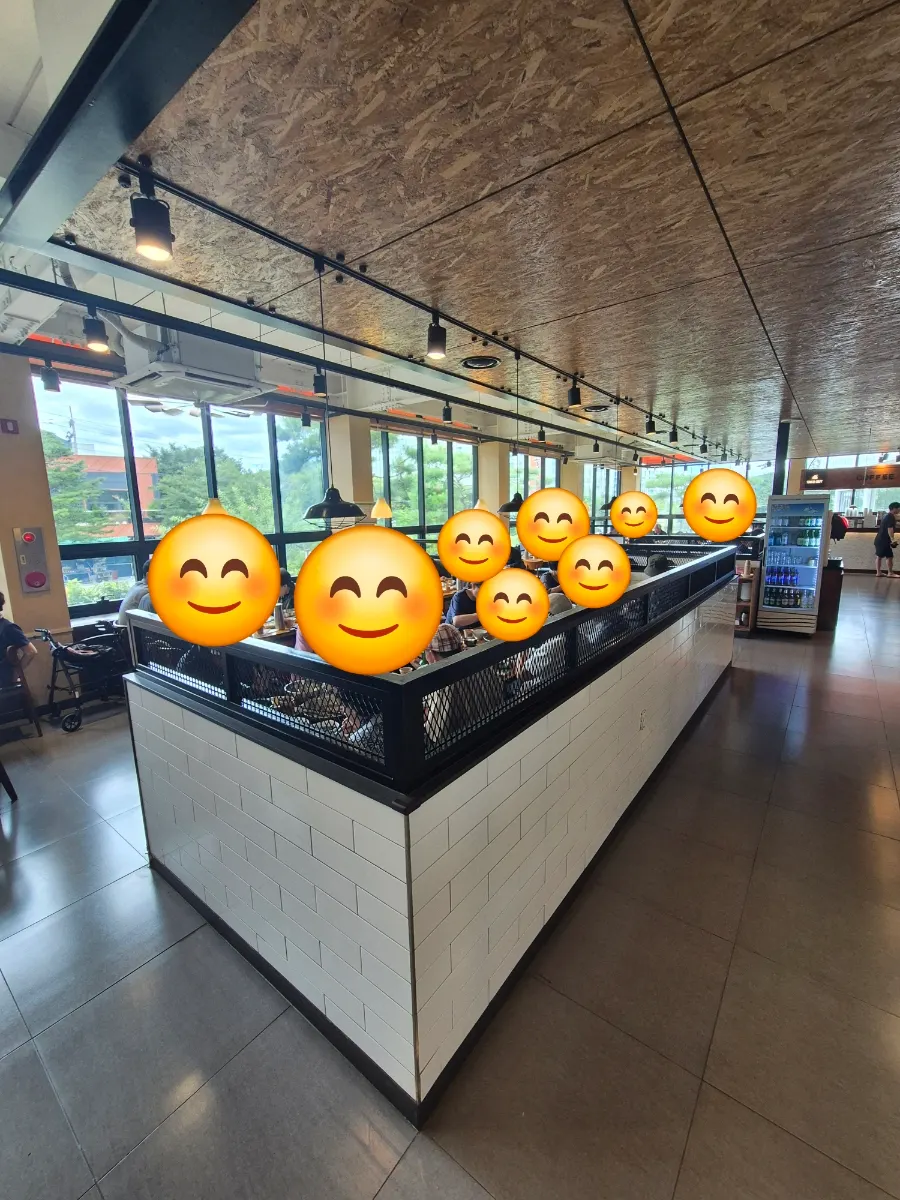 Spacious interior of Boksakkot Pineun Jip Daejeon Branch