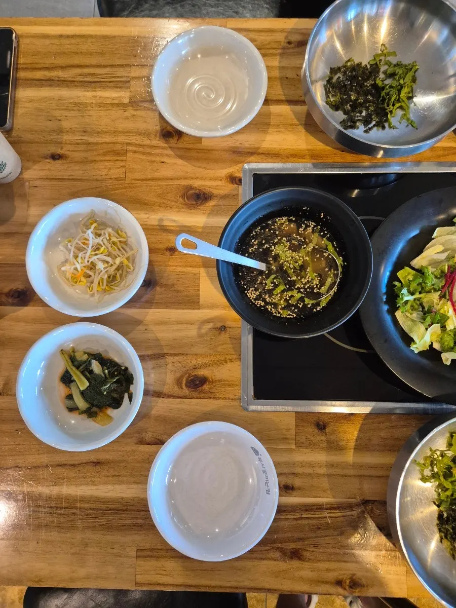 Basic table setting at Boksakkot Pineun Jip Daejeon Branch