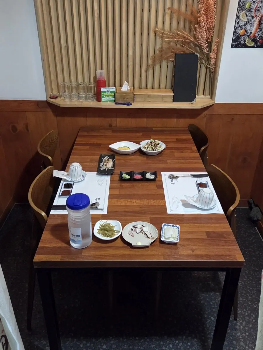 Seating with partitions and curtains at Ppong Sashimi