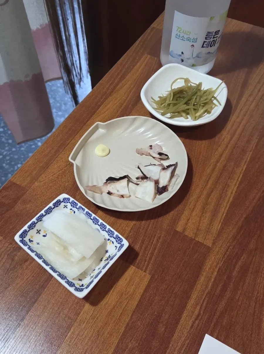 Table setting of basic side dishes at Ppong Sashimi