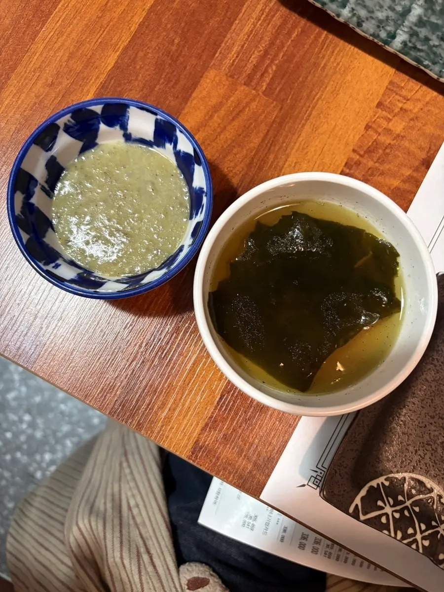 새우장과 전복회가 담긴 접시