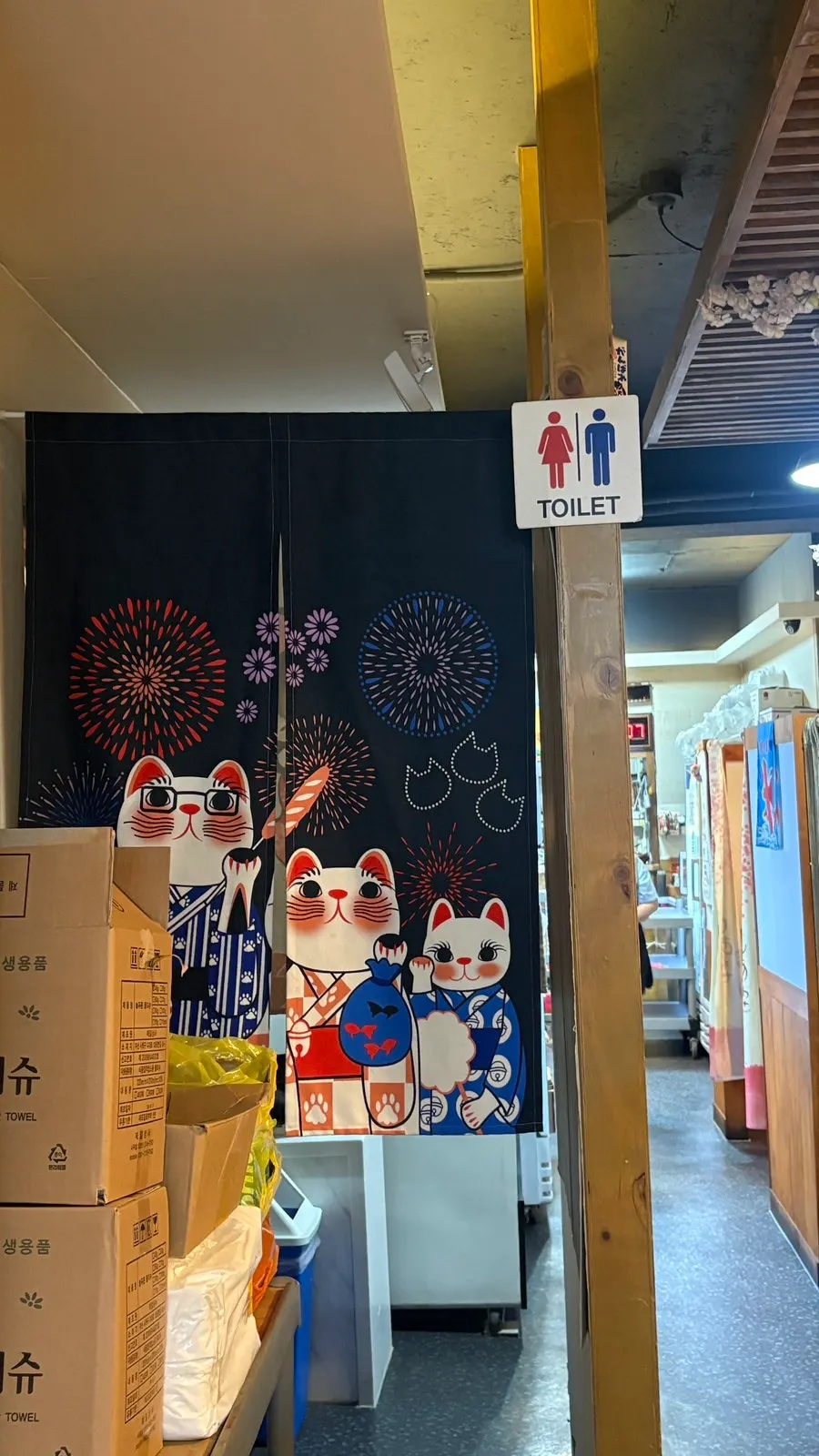 매장 내 화장실 통로