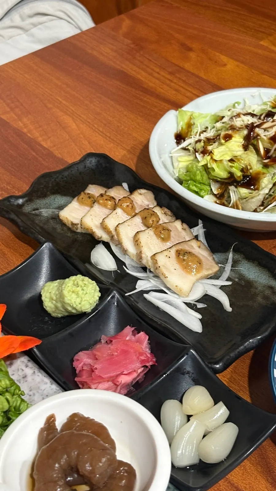 초밥과 밑반찬이 놓인 코스 시작 상
