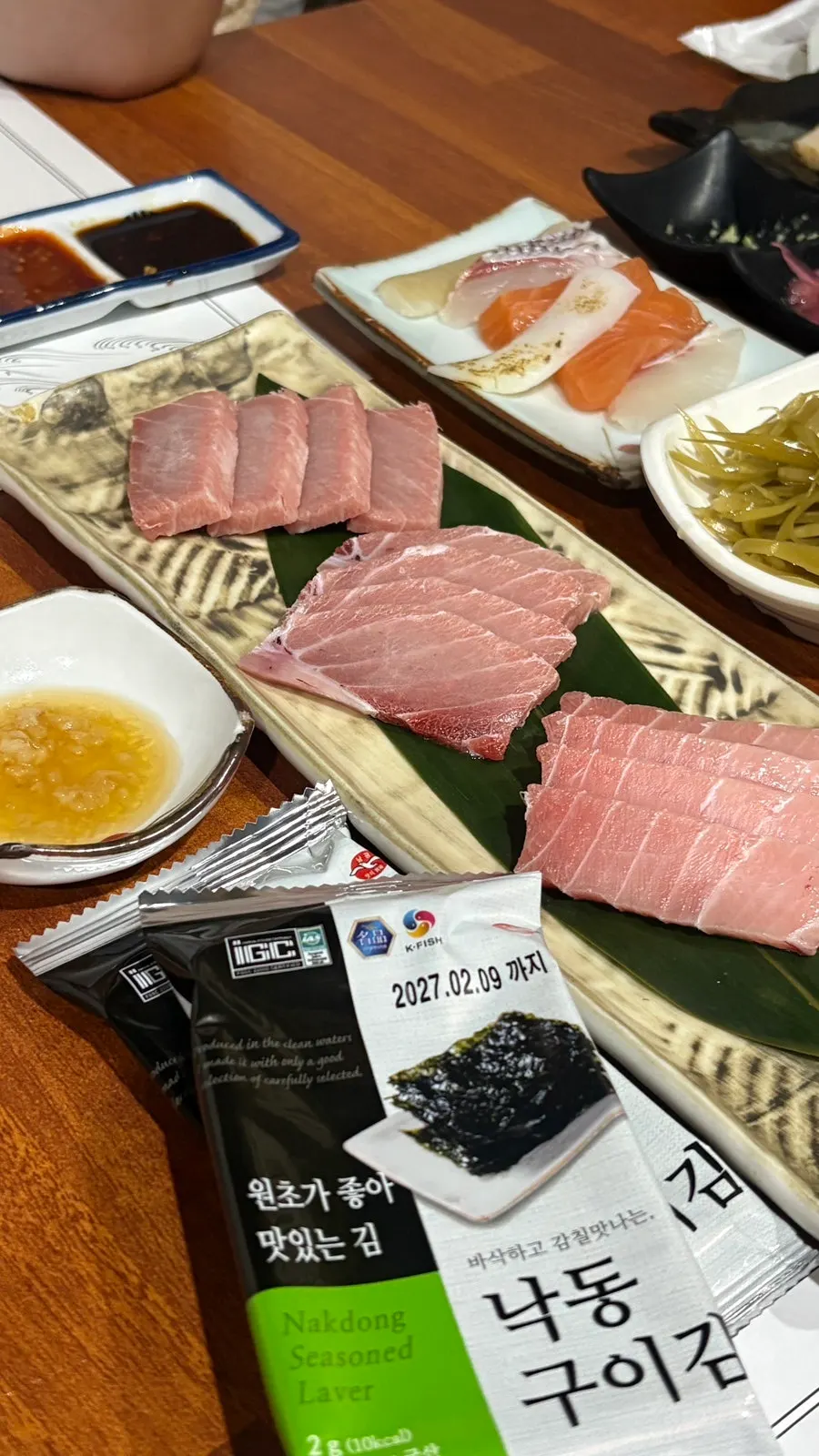 기름장과 김이 함께 나온 참치한상