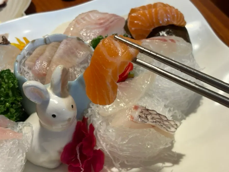 Plating of mixed sashimi at Ppong Sashimi