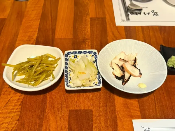 계란말이와 마늘쫑 무침 등 밑반찬 접시
