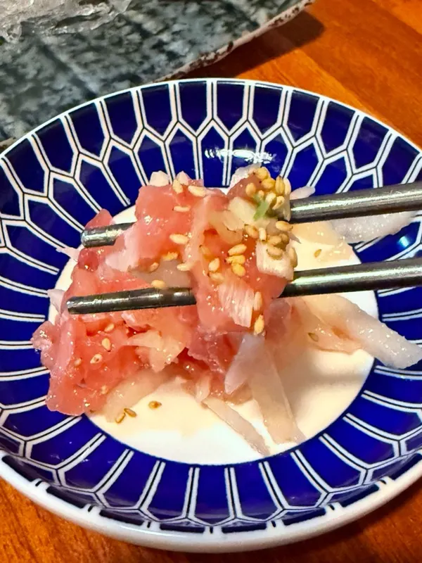 참기름과 배를 넣어 버무린 참치 회무침