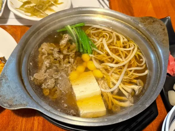 김에 참치회와 무순을 올린 모습