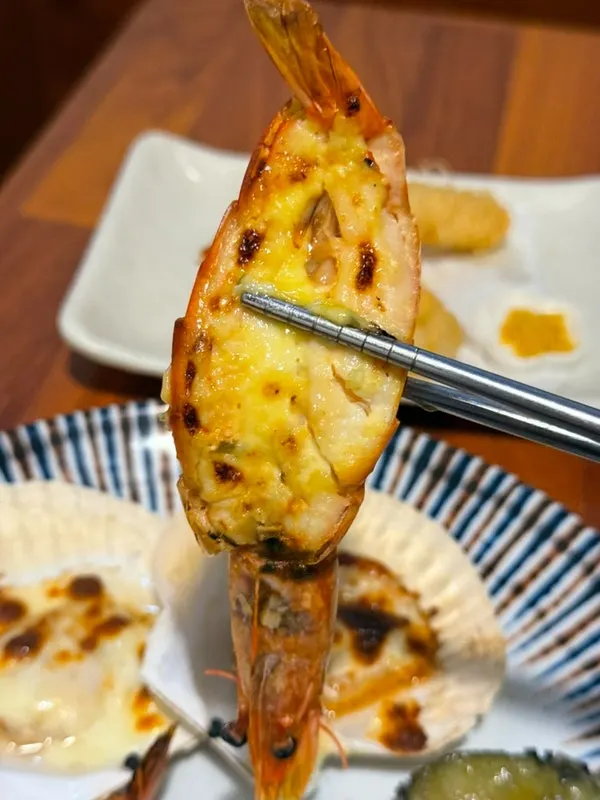 치즈 얹은 가리비와 새우 구이 접시