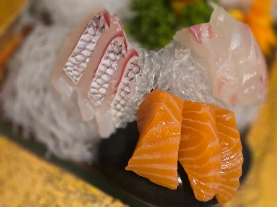 Thick-cut assorted sashimi with red seabream and flounder