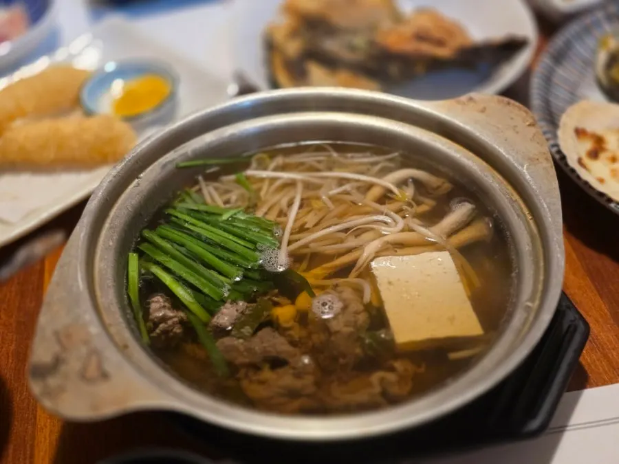 Beef hot pot with mung bean sprouts and ginkgo nuts