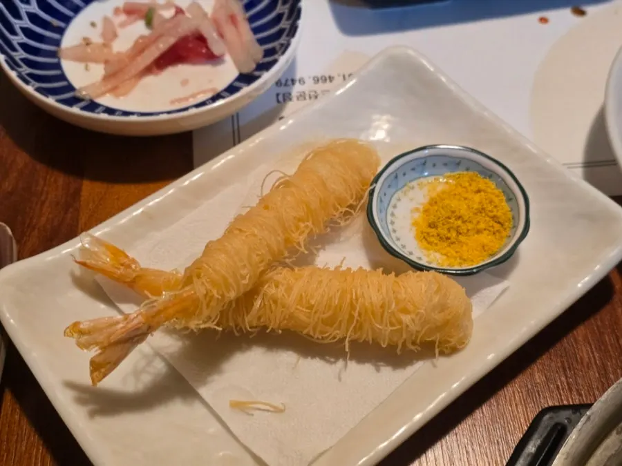 Fried shrimp served with curry powder