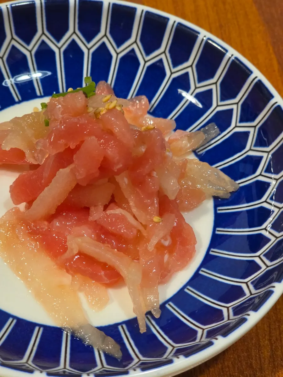 A plate of seasoned tuna yukhoe