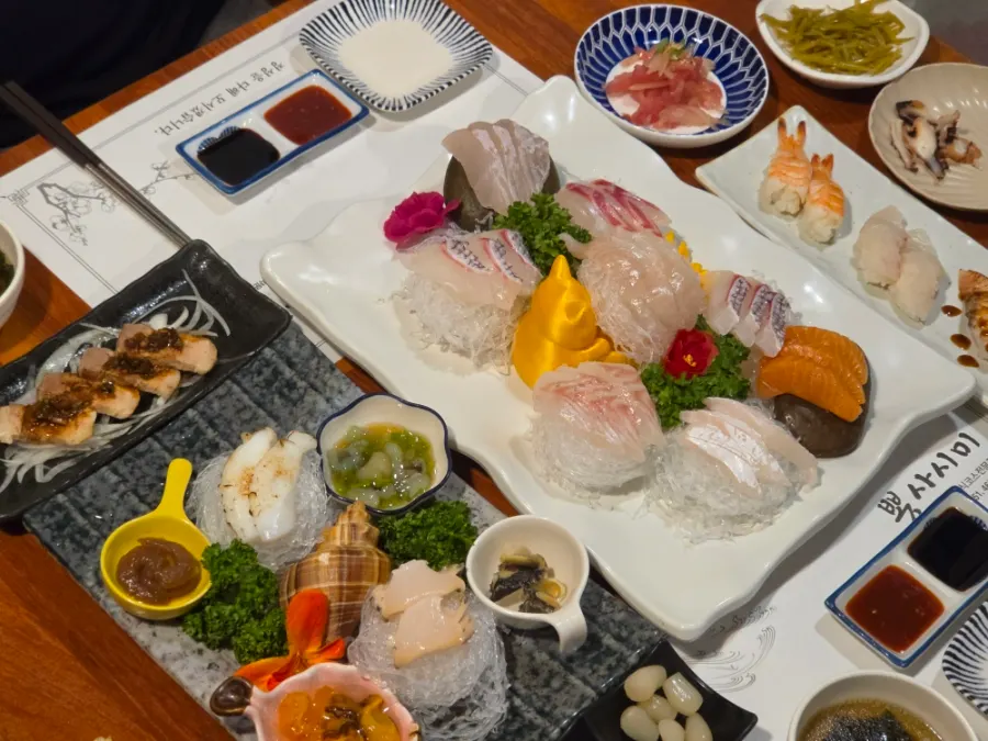 Ppong Sashimi's table filled with main dishes