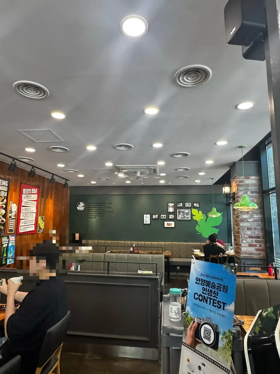 여유 있게 배치된 샤브샤브 테이블